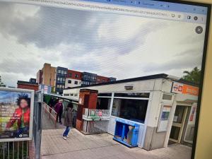 Una foto de una calle con gente caminando por una ciudad en STARS LUXURY HOME en Londres