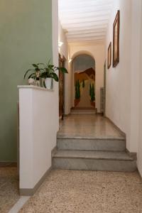 um corredor com escadas e um quadro na parede em Casa di Lara - Nel cuore della città em Montepulciano