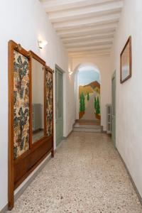un pasillo vacío con pinturas en las paredes en Casa di Lara - Nel cuore della città, en Montepulciano