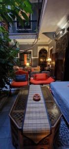 een woonkamer met rode en blauwe kussens bij Riad Osawa in Marrakesh
