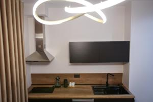 Η κουζίνα ή μικρή κουζίνα στο B.G Luxury Suites +32 φωτογραφίες