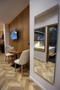 Μια τηλεόραση ή/και κέντρο ψυχαγωγίας στο B.G Luxury Suites