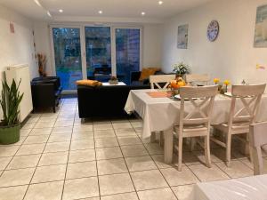 B&B Haus Jola في Nidrum: غرفة معيشة مع طاولة وأريكة