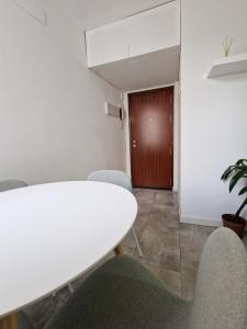 a meeting room with a white table and chairs at San Buenaventura Vistillas apartamento para dos in Madrid