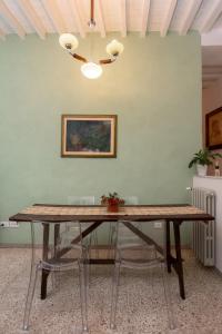 uma mesa de jantar com cadeiras e um tecto em Casa di Lara - Nel cuore della città em Montepulciano