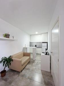 a living room with a couch and a kitchen at San Buenaventura Vistillas apartamento para dos in Madrid