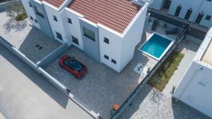 Θέα της πισίνας από το Villa Augusta with heated Pool ή από εκεί κοντά