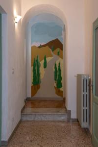 um corredor com uma pintura na parede em Casa di Lara - Nel cuore della città em Montepulciano