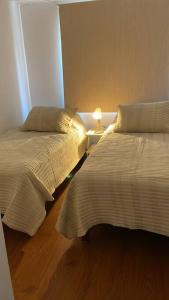 two beds sitting next to each other in a room at Recién renovado! Elegancia y comodidad en Bellavista in Santiago