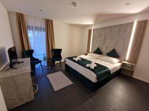 um quarto de hotel com uma cama e uma televisão em Lilium Resort Hotel & Restaurant em Bad Rodach