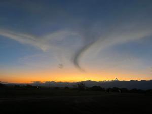 - une vue sur le coucher du soleil et la formation de nuages dans l'établissement Ebenezer Ecocamp, à San Francisco