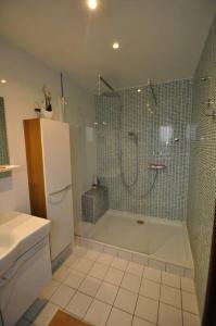 ein Badezimmer mit Dusche, Waschbecken und Toilette in der Unterkunft Maison à la campagne proche Disney in Couilly-Pont-aux-Dames + 33 Fotos