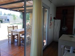 eine Küche und ein Esszimmer mit einem Tisch und einer Glasschiebetür in der Unterkunft Pensamientos del alma (Uribelarrea) in Uribelarrea