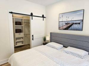 ein Schlafzimmer mit einem Bett und einem Wandgemälde in der Unterkunft Silver Lake & Dunes Dream House in Mears