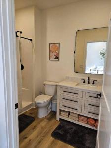 ein Badezimmer mit einem WC, einem Waschbecken und einem Spiegel in der Unterkunft Silver Lake & Dunes Dream House in Mears
