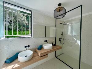 een badkamer met een wastafel en een glazen douche bij Villa JFK in Marseille