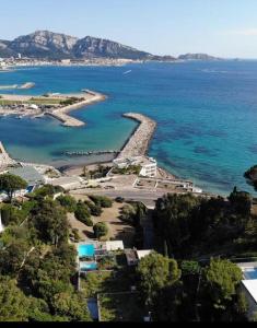 een luchtzicht op een strand en de oceaan bij Villa JFK in Marseille