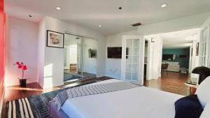 Postel nebo postele na pokoji v ubytování The Lofts on Clematis 401 Downtown West Palm Beach