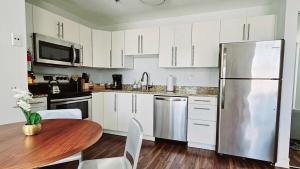 Kuchyň nebo kuchyňský kout v ubytování The Lofts on Clematis 401 Downtown West Palm Beach