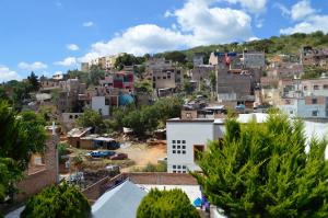 a view of a city with buildings and trees at SIQUEIROS HABITACIÓN in Guanajuato