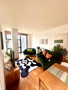 a living room with a green couch and a zebra rug at NEW Two Bedroom Apartment with Balcony in London