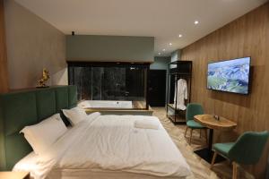 um quarto com uma cama grande e uma banheira em B.G Luxury Suites em Korçë