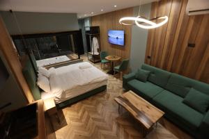 Μια τηλεόραση ή/και κέντρο ψυχαγωγίας στο B.G Luxury Suites