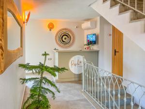 a staircase in a home with a stair case at PARLA KÜÇÜKKÖY in Ayvalık