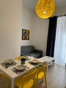 una sala da pranzo con tavolo e sedie gialle di Villafranca settantuno Apartments a Palermo