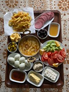 uma bandeja cheia com diferentes tipos de alimentos sobre uma mesa em Luna Bungalov em Rize