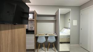 Habitación pequeña con 1 cama y 2 taburetes en 4- Studio para casal. Ótima Localização, en Curitiba