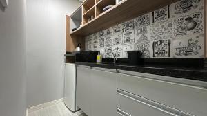 una cocina con muchos dibujos en la pared en 4- Studio para casal. Ótima Localização, en Curitiba