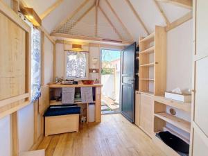 eine Küche mit Holzböden und einem großen Fenster in der Unterkunft Cosy Tiny centre-ville de Nîmes in Nîmes