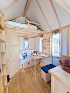 尼姆的住宿－Cosy Tiny centre-ville de Nîmes，一间小房子里的房间,配有一张桌子和一张床