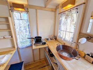 una cocina con fregadero en una casa pequeña en Cosy Tiny centre-ville de Nîmes, en Nimes