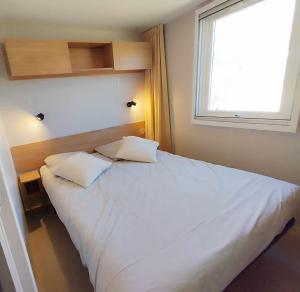 ラットにあるRêve de Jade - all inclusiveのベッドルーム(大きな白いベッド1台、窓付)