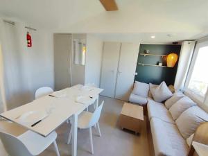 拉特斯的住宿－Rêve de Jade - all inclusive，客厅配有白色桌子和沙发