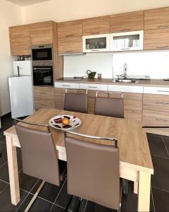 松博特海伊的住宿－Bonvenon，厨房配有木制餐桌和椅子