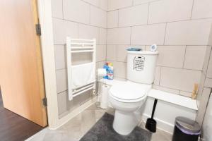 a bathroom with a white toilet in a room at Bristol apartment-long stay-April disc-contractors in Bristol