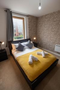 um quarto com uma cama grande e toalhas em Bristol apartment-long stay-April disc-contractors em Bristol