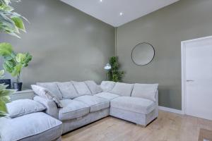 En sittgrupp på 4 Bedrooms Homely House with Garden- Sleeps 9 Comfortably with 6 Comfortable Beds, Free Street Parking, Business Travellers, Contractors, & Holiday-Goers, Coventry, Near All Major Transport Links in Coventry and Motorway