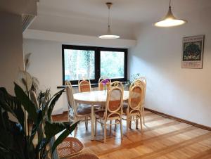 jadalnia ze stołem i krzesłami w obiekcie Nest 4 Rest w mieście Konstancin-Jeziorna