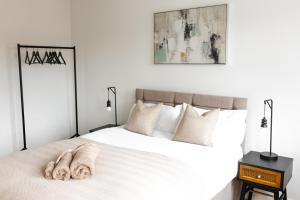 Кровать или кровати в номере Golden Flatts Apartment