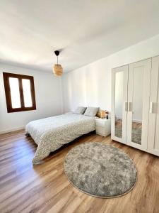 1 dormitorio con cama y alfombra en Acogedor apartamento enfrente de la catedral en Tarragona