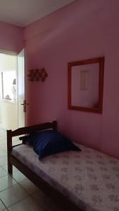 - une chambre avec un grand lit dans un mur rose dans l'établissement DINAS Apartment Flogita Beach, à Flogita