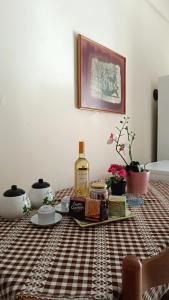 - une table avec une bouteille de vin et des fleurs dans l'établissement DINAS Apartment Flogita Beach, à Flogita