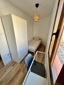 Habitación pequeña con armario y silla en Acogedor apartamento enfrente de la catedral, en Tarragona