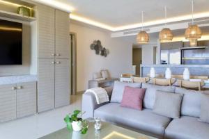 Una sala de estar con un sofá y un bar. en Seaside Sanctuary with Private Beach & Pool, en Playa del Carmen