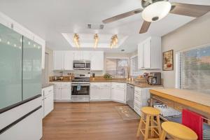 kuchnia z białymi szafkami i drewnianą podłogą w obiekcie Luxury modern home in Las Vegas w Las Vegas