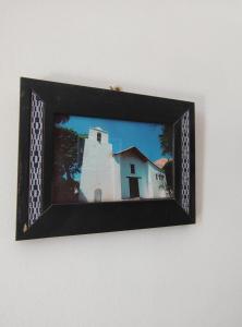 zdjęcie kościoła w ramce na ścianie w obiekcie Hotel Ery Noa w mieście San Salvador de Jujuy